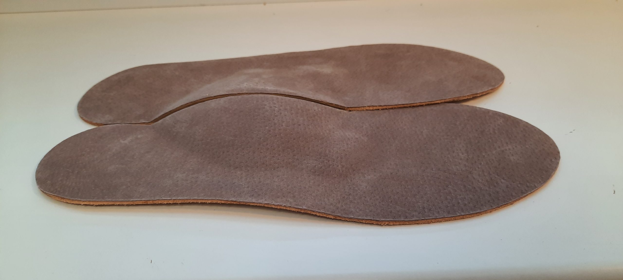 Ortopeedilised tallatoed risti- ja pikivõlvi toestuse ja nahast kattega